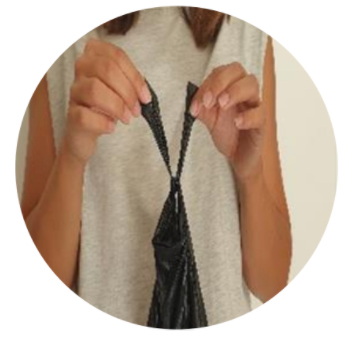 personne fermant un sac-gant à l'aide de ses bretelles